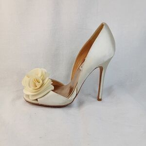 Badgley Mischka Cream Heels with Floral Detail Size 5.5 M